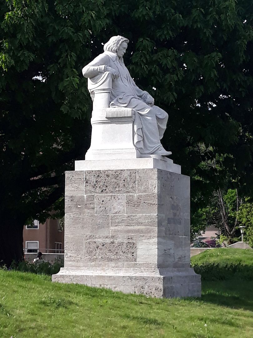 Beethovendenkmal Neugestaltung der Grünanlage am Hallertor (2020) zum 250. Geburtstag des Komponisten. Er schaut nun in Richtung Altstadt.
