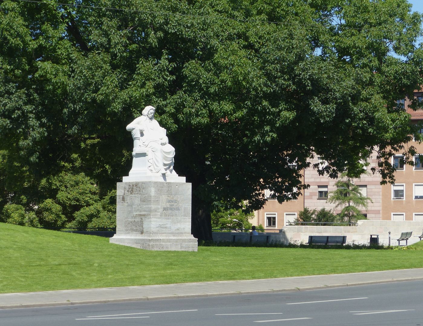 Beethovendenkmal Neugestaltung der Grünanlage am Hallertor (2020) zum 250. Geburtstag des Komponisten. Er schaut nun in Richtung Altstadt.