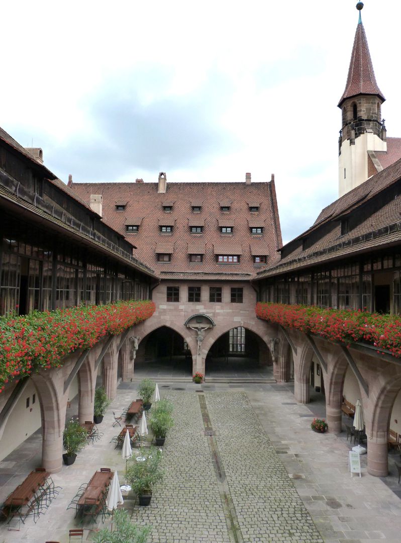 Heilig-Geist-Spital Arkadenhof, seit 1904 wegen Überführung der Figurengruppe von Adam Kraft als "Kreuzigungshof" bekannt, ursprünglich Wohnung der Pfründer - heute 	wie damals Altersheim.