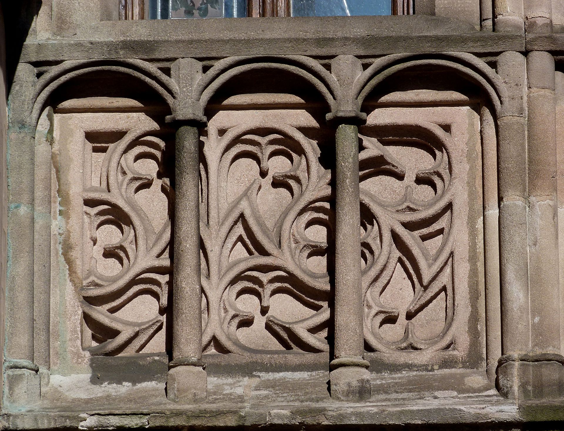 Ratsstubenbau Fassade der Ratsstube, Südflanke, Detail einer Maßwerkbrüstung mit vorgestelltem Gitterwerk.