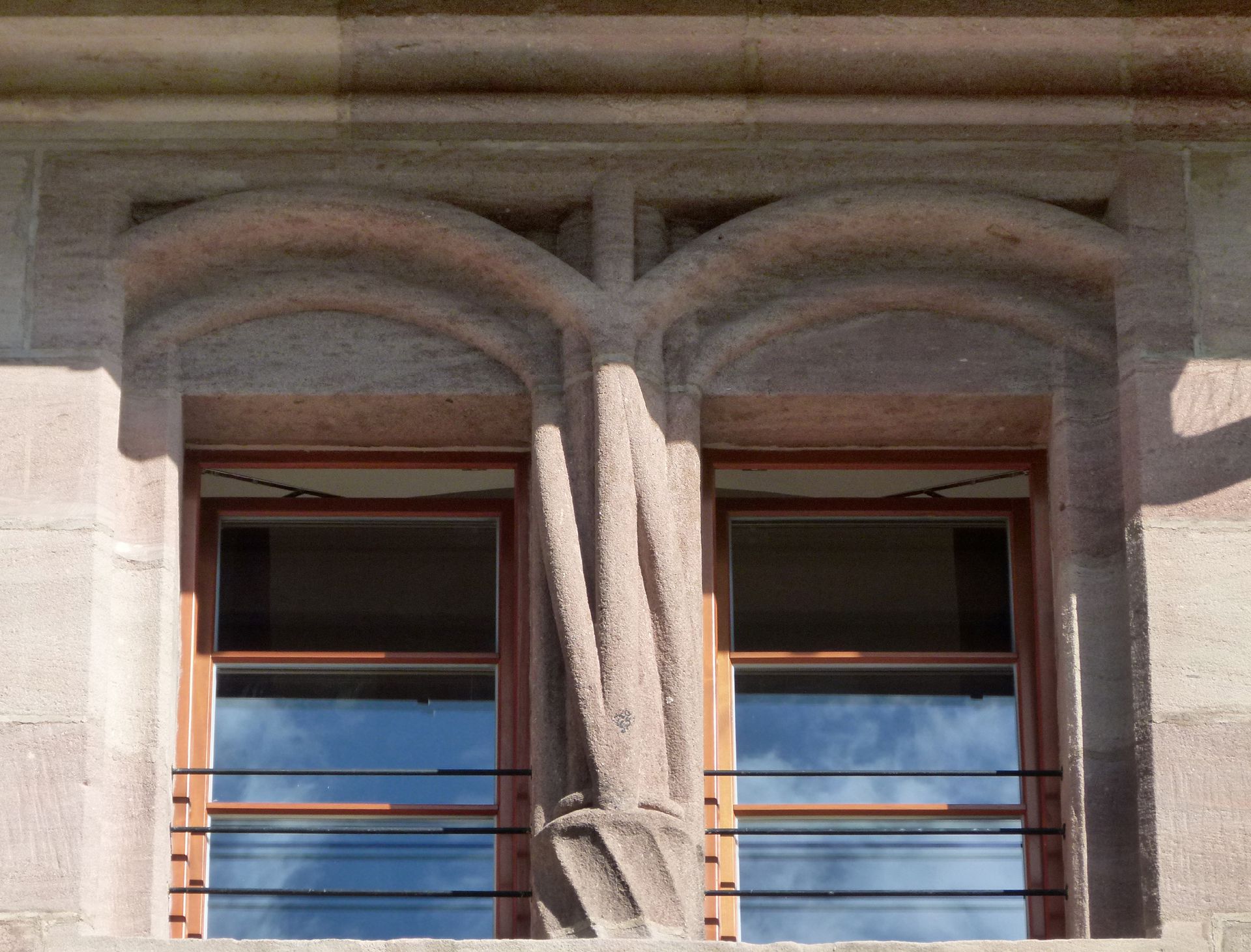 Kaiserstallung Südfassade, Detail eines Zwillingsfensters mit gedrehten Diensten.