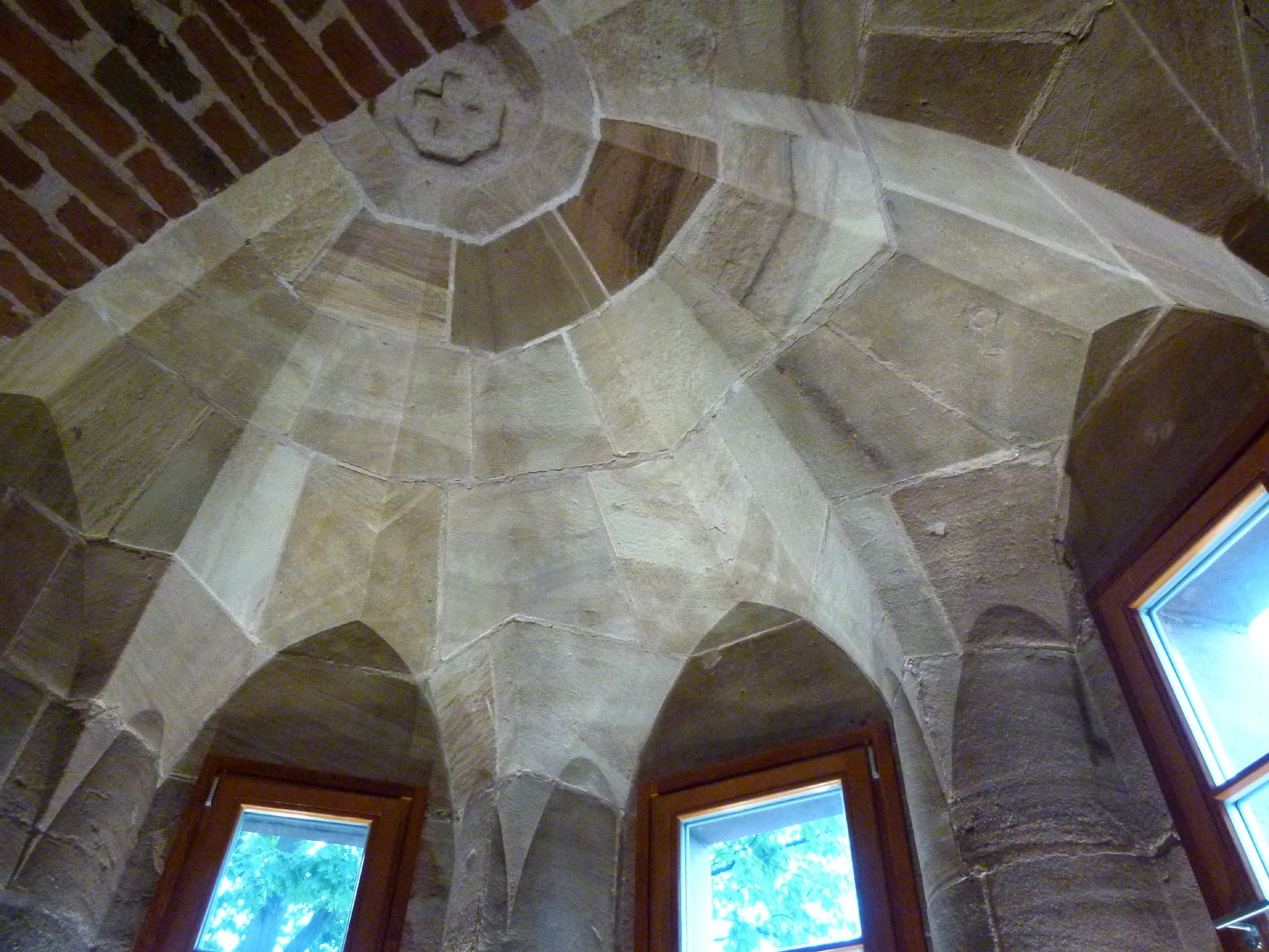 Kaiserstallung Erdgeschoss, Pseudogewölbe des dreieckigen, mehrgeschossigen Erkers an der Nordseite