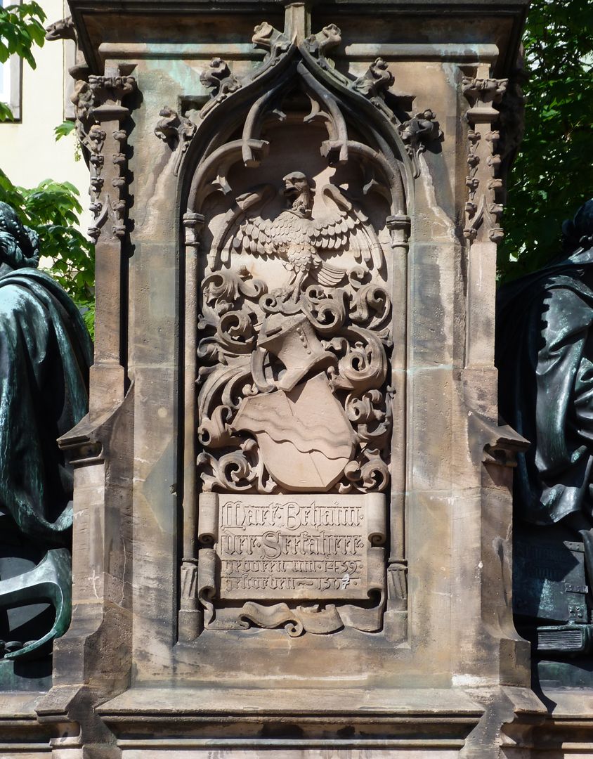 Martin Behaim der Seefahrer Steinsockel, Vorderseite mit Behaim Wappen und Inschrift