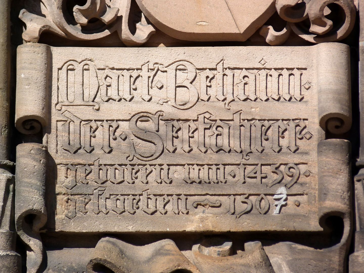 Martin Behaim der Seefahrer Steinsockel, Vorderseite, Inschrift