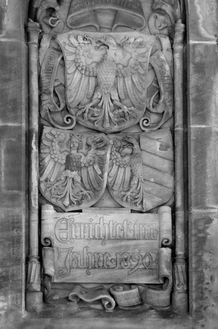 Martin Behaim der Seefahrer Steinsockel, Rückseite mit Wappendreiverein Nürnbergs und Einweihungs-Inschrift