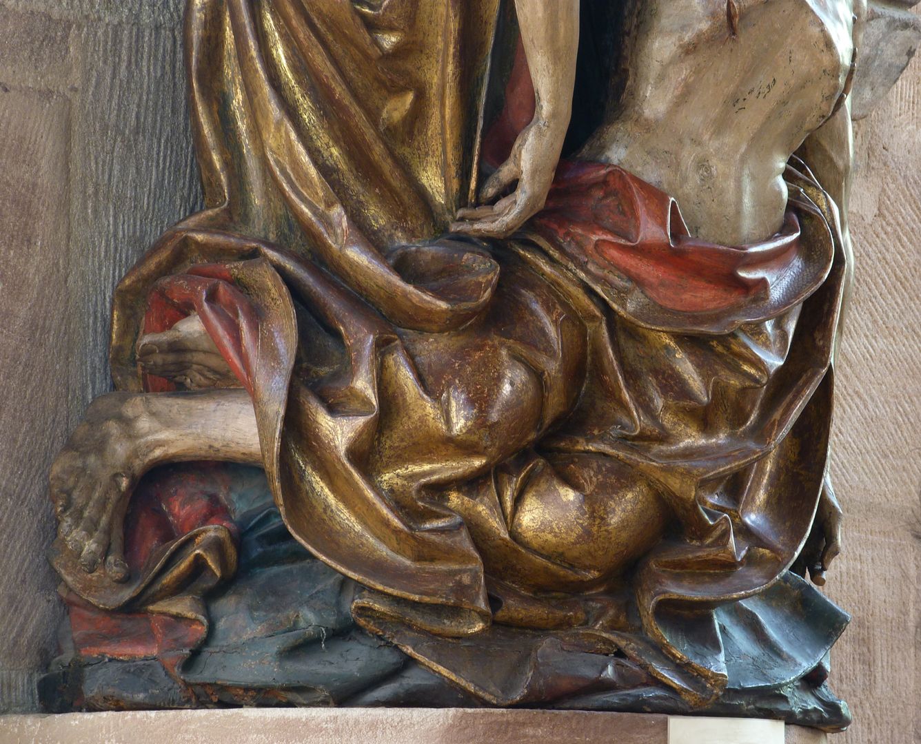 Große Pietà der in den goldenen Mantel Marias gehüllte Körper Jesu