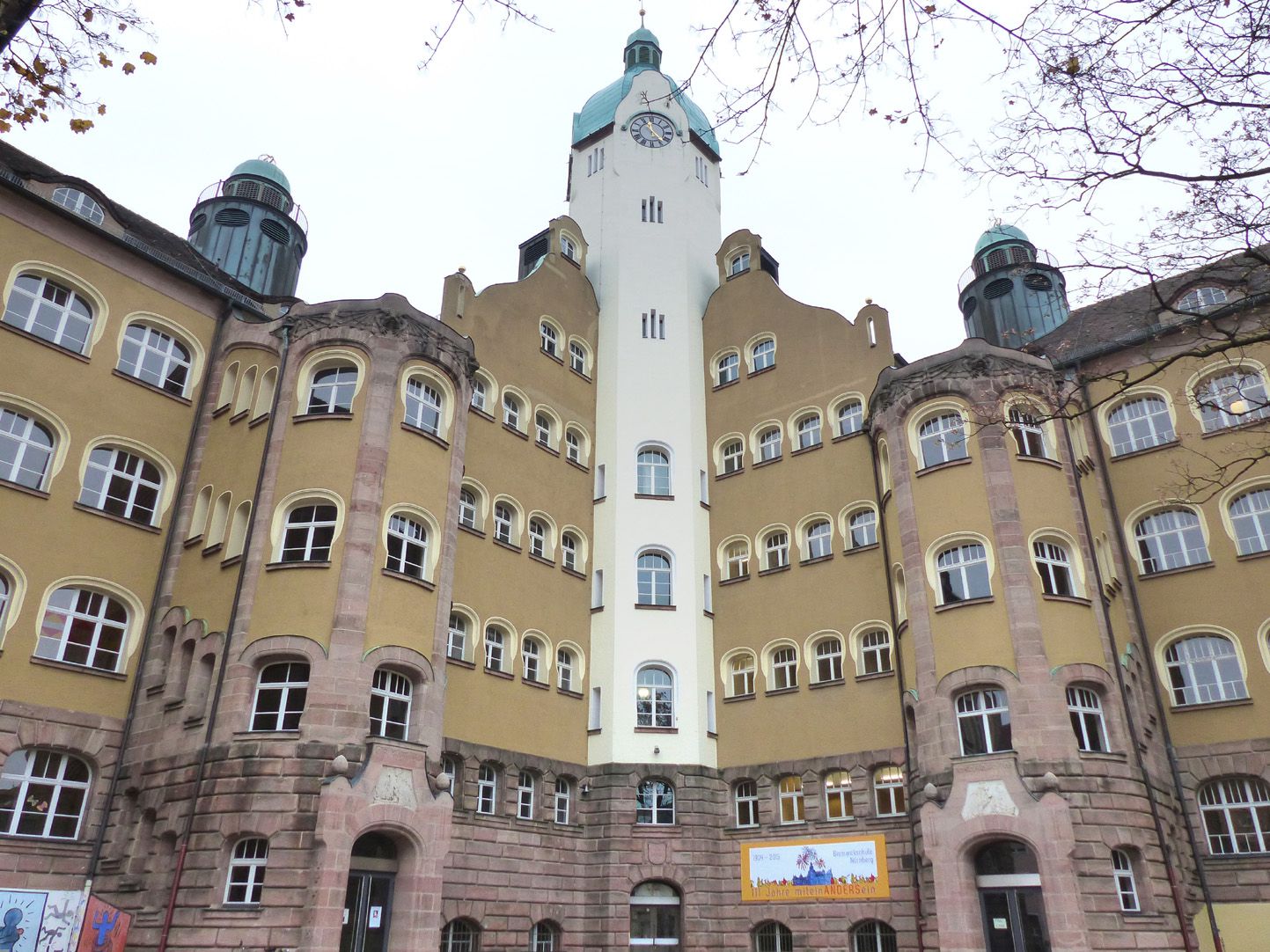 Bismarckschule Hofansicht mit Treppentürmen