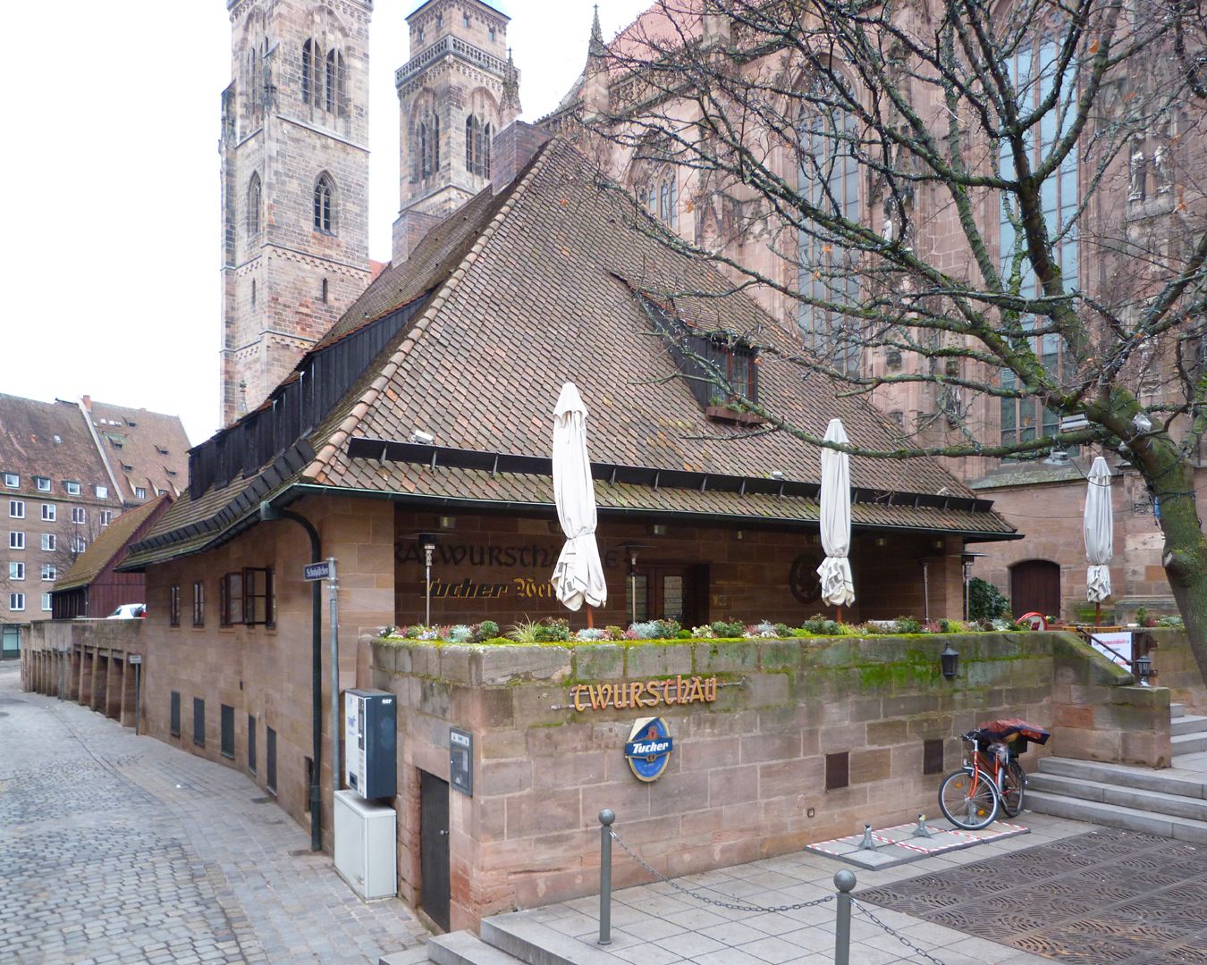 Bratwursthäusle Gesamtansicht mit Blick in die Schulgasse