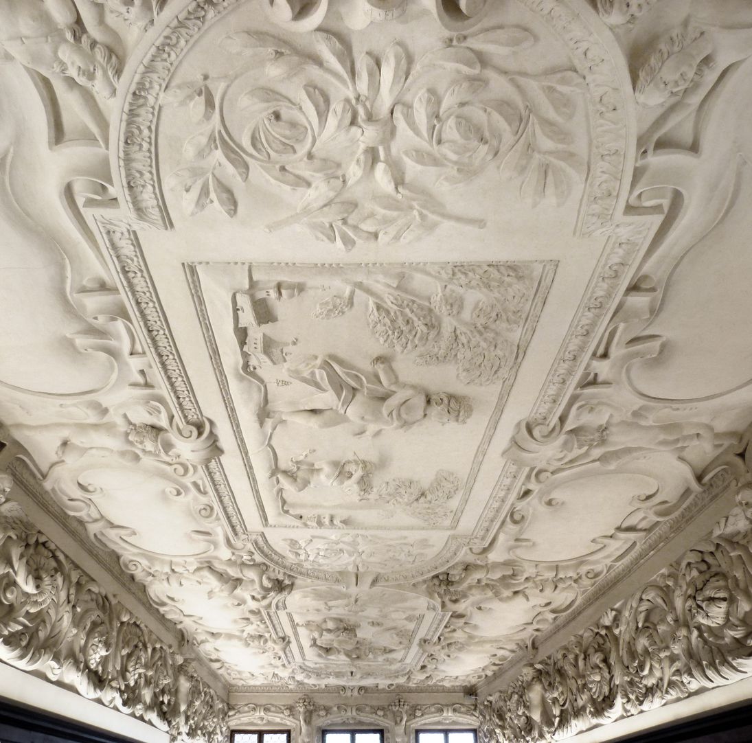 Stuckdecke im Fembohaus Deckenfeld in Richtung Fensterseite