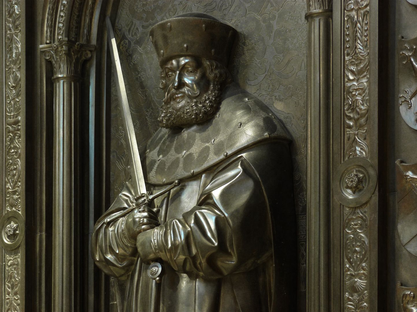 Grabmal Friedrichs des Weisen (Wittenberg) Friedrich der Weise im Kurfürstenornat mit dem Schwert des Erzmarschalls, Detail, Schrägansicht