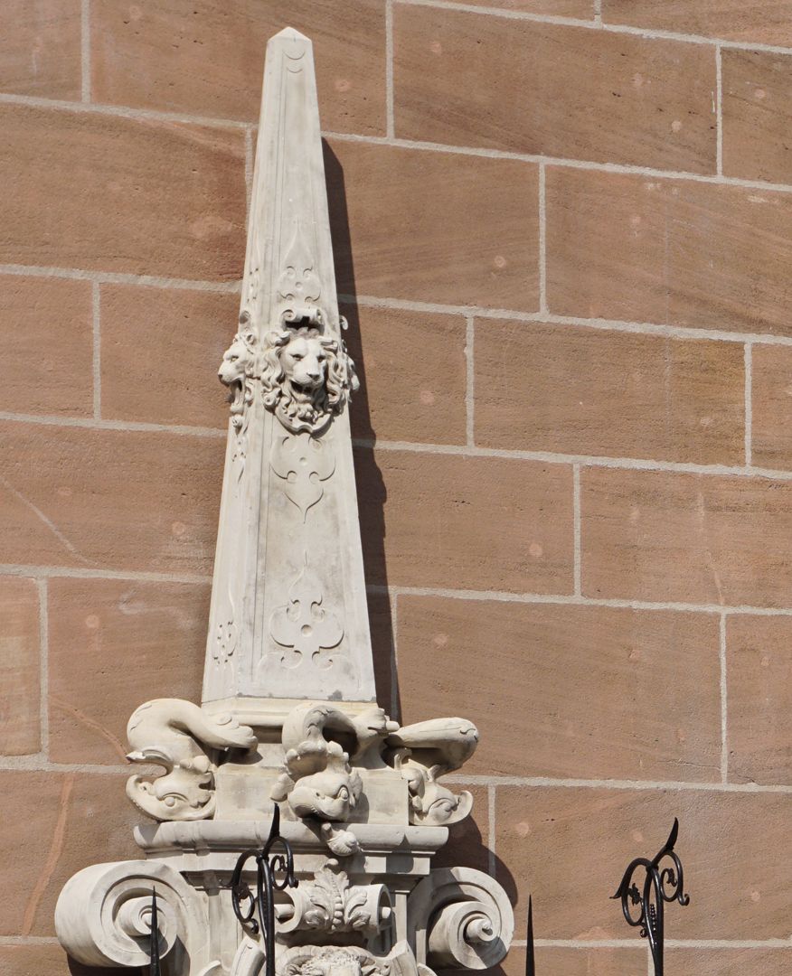 Fleischhauerbrunnen Obelisk mit Delphinenfuß und Löwenköpfen