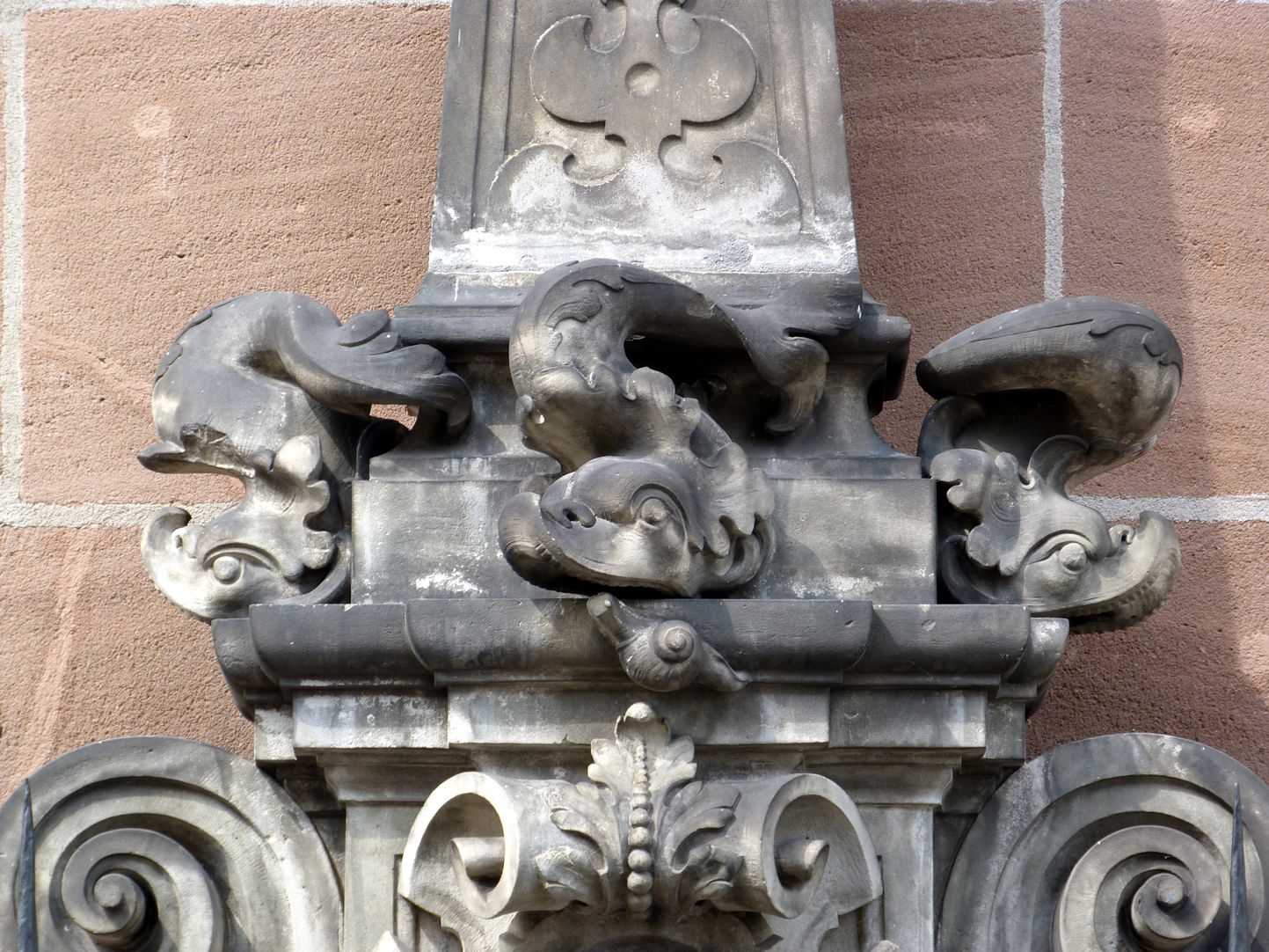 Fleischhauerbrunnen Detail mit Delphinen