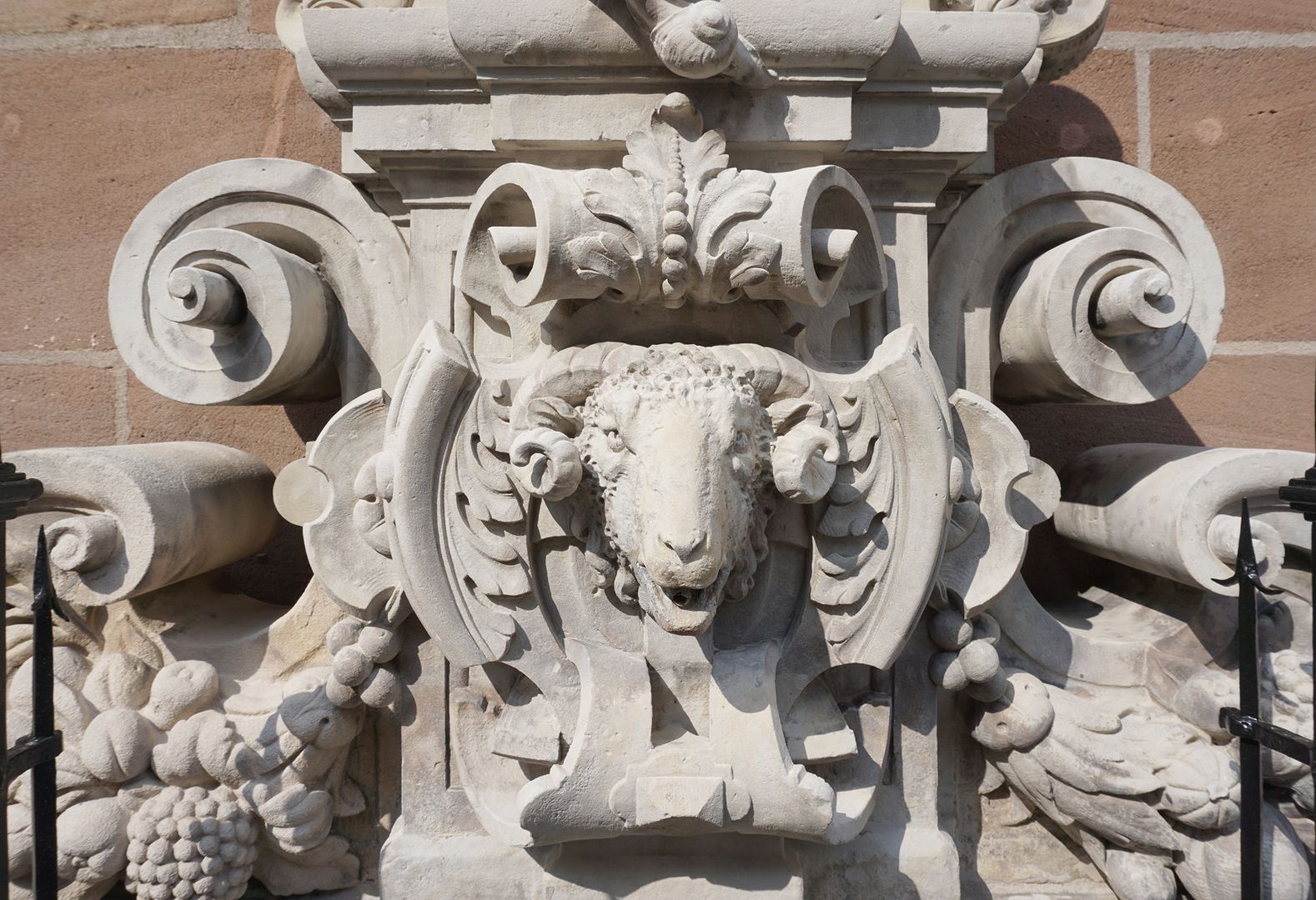 Fleischhauerbrunnen Kartusche mit Widderkopf (nach der Reinigung 05.2022)