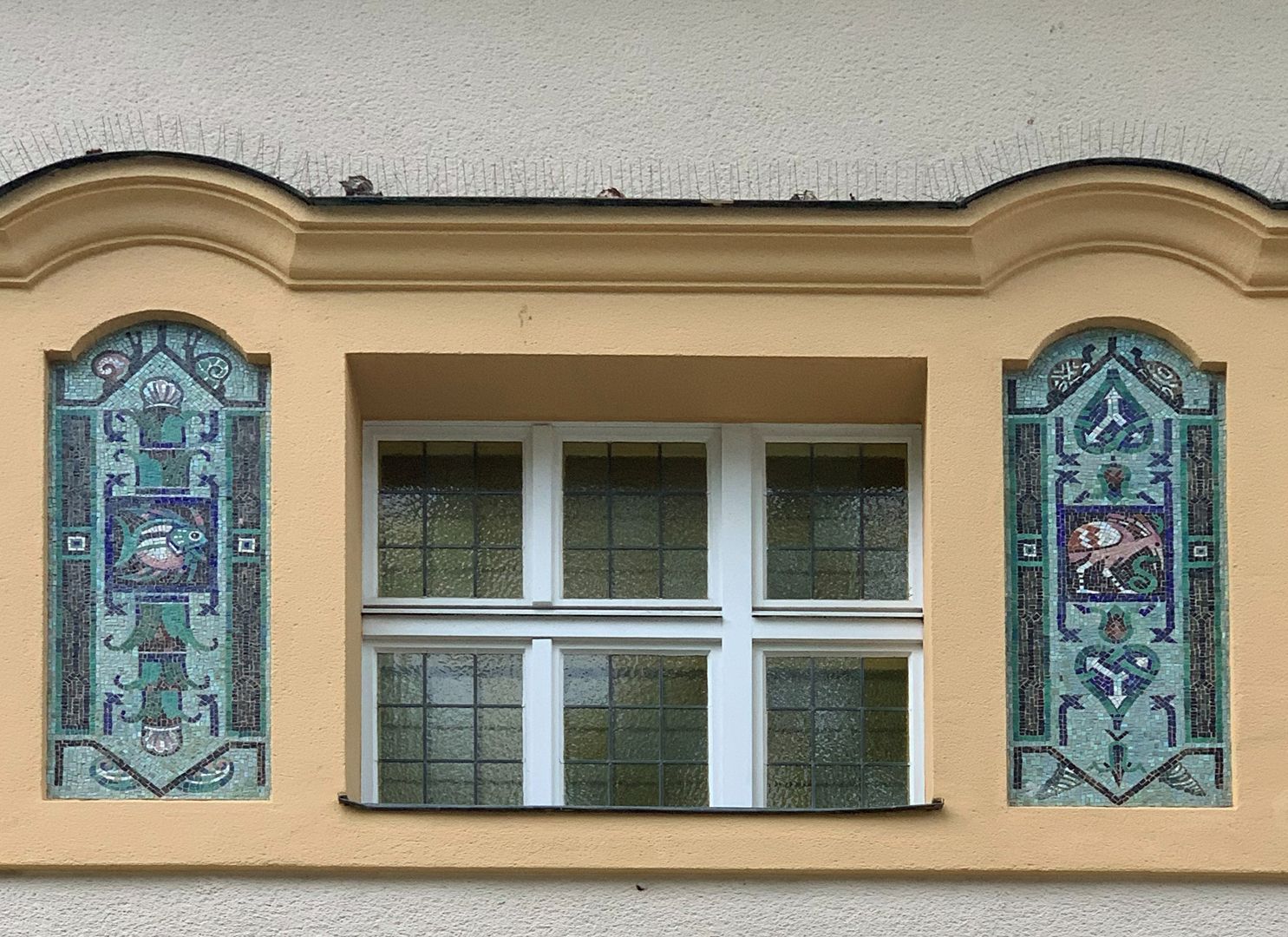 Mosaike am Kurmittelhaus Detail vom Fassadenschmuck