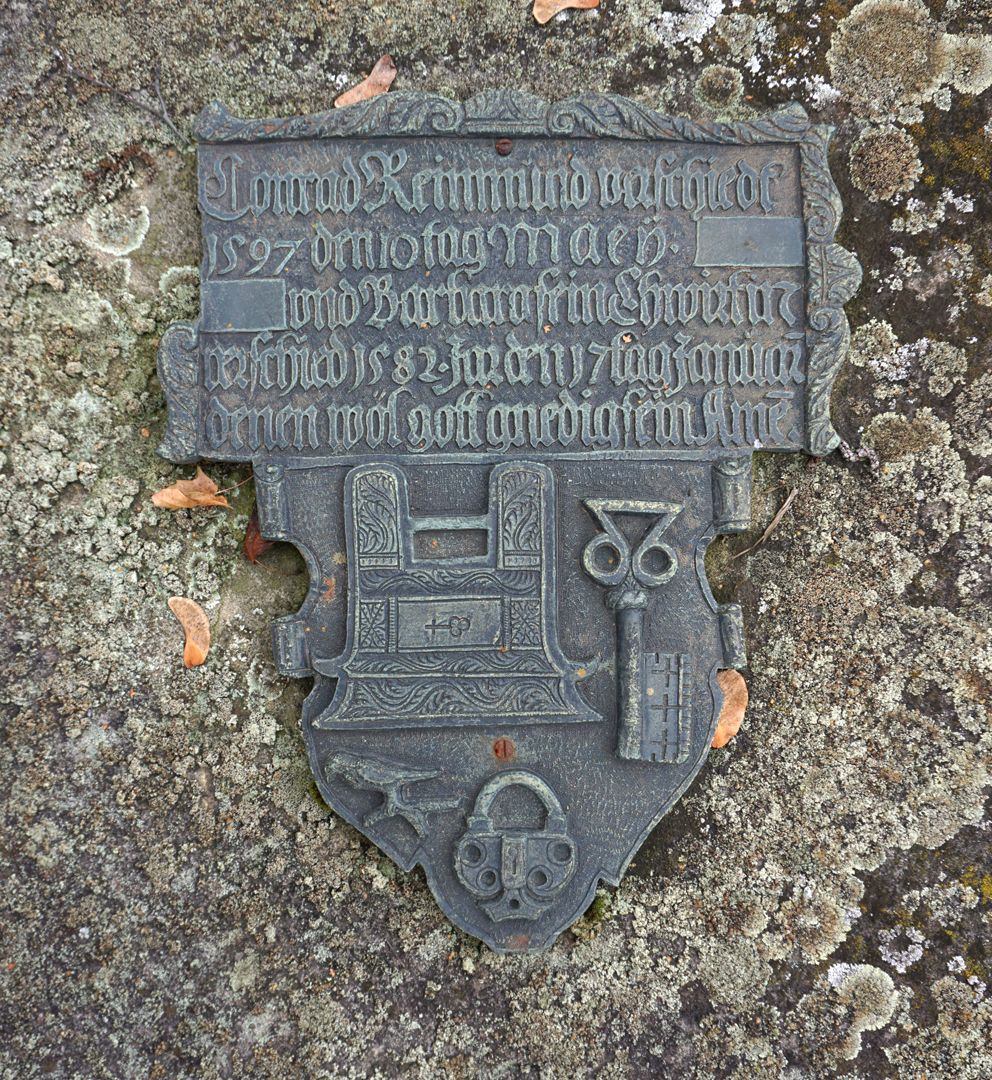 Epitaph des Conrad Reinmund und Ehefrau Barbara Inschrift und Schild mit "eigenen Produkten"