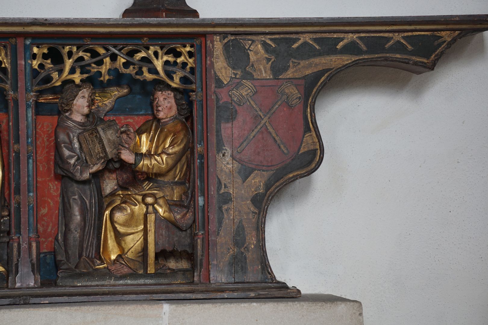 Crispinusaltar rechter Predella-Abschluss, Wappen mit den Bierschöpfen (das Wappen auf der linken Seite, wohl das Hohenzollernwappen, ist verloren gegangen)