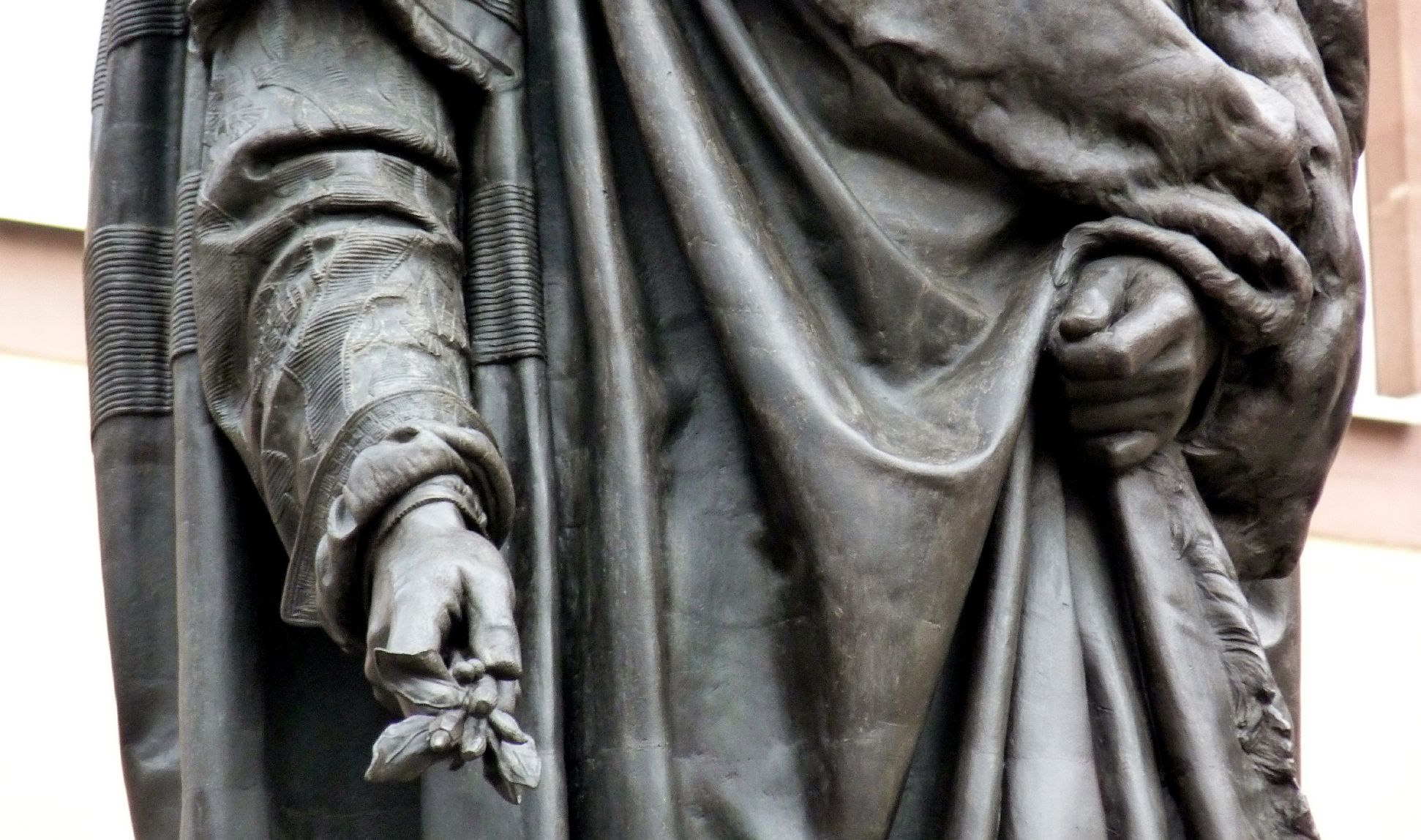 Albrecht-Dürer-Denkmal Detail mit Gewand und Händen