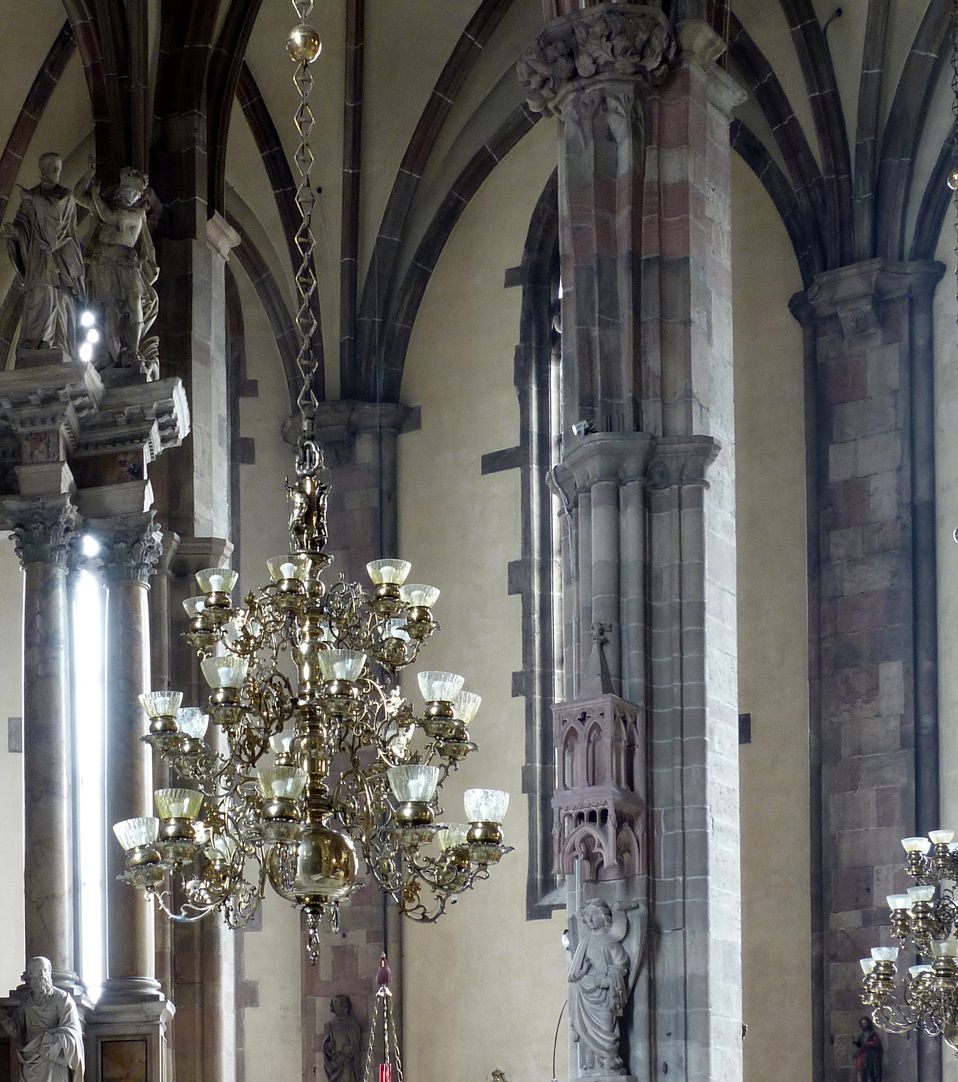 Kronleuchter der Bozner Schmiedezunft Kronleuchter im Kirchenraum