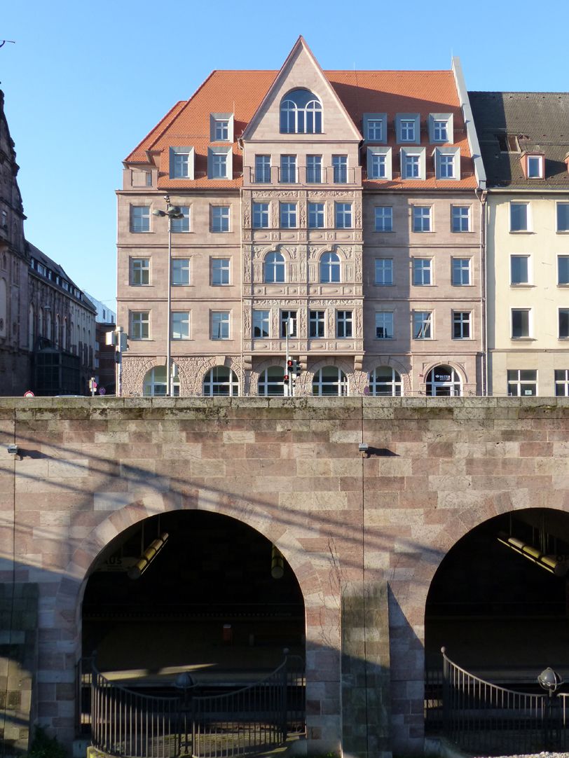 Hotel Deutscher Hof Nordfassade mit U-Bahn Station "Opernhaus"