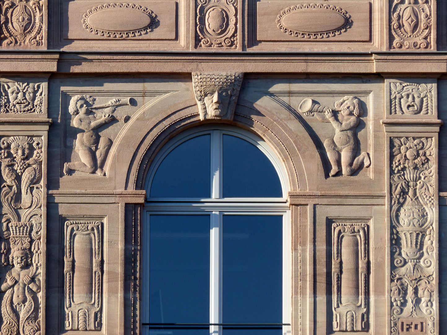 Hotel Deutscher Hof Flacherker, Detail vom Arkadengeschoss