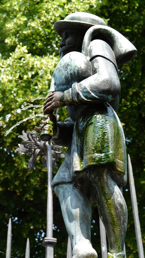 Dudelsackpfeiferbrunnen Dudelsackpfeifer, Seitenansicht von Nord