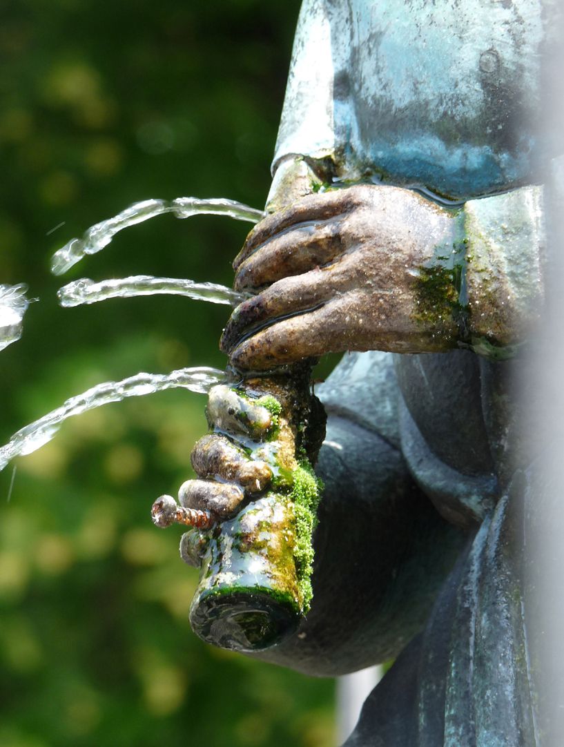 Dudelsackpfeiferbrunnen Detail mit Grifflöchern