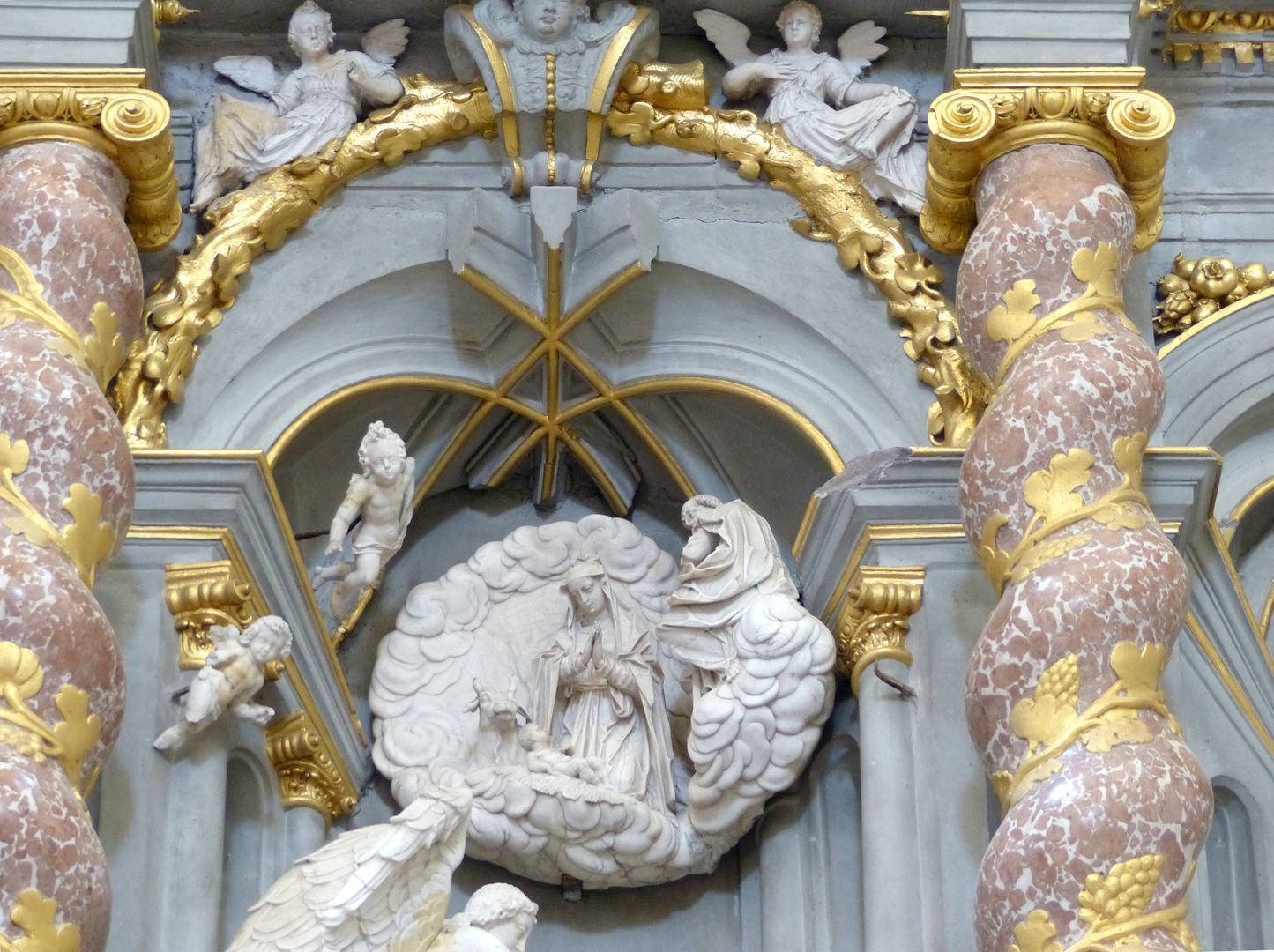 Altar des hl. Bernhard Hauptgeschoss: Vision, Himmelerscheinung mit der Geburtsszene. Man beachte die nachgotischen Rippendurchsteckungen.