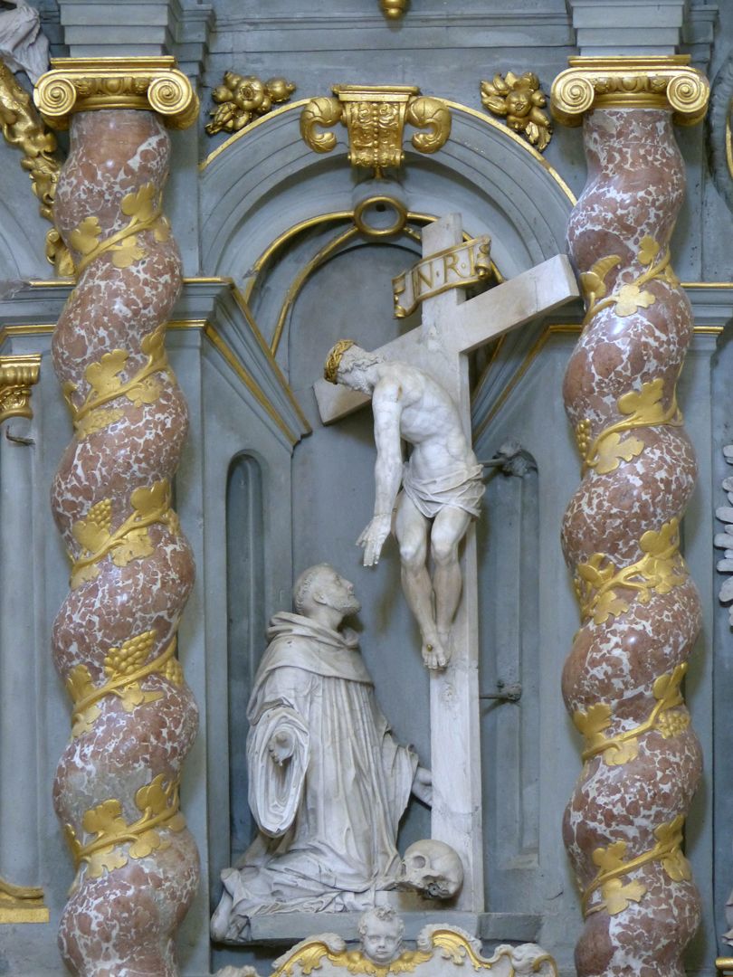 Altar des hl. Bernhard Hauptgeschoss rechte Szene: Der Gekreuzigte befreit sich von den Nägeln, um Bernhard zu umarmen.