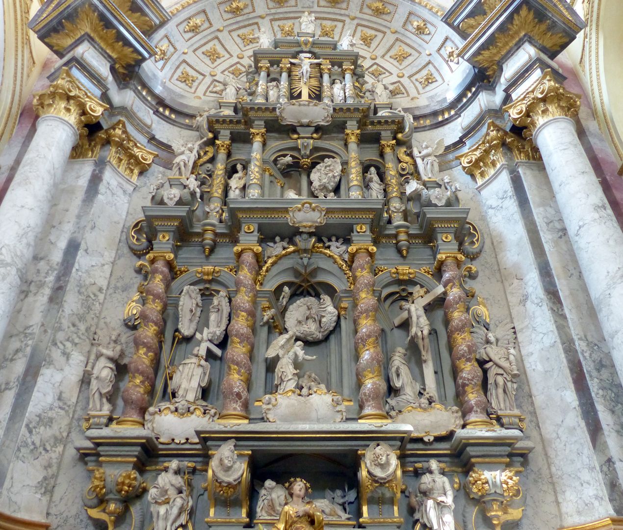 Altar des hl. Bernhard Der Altaraufbau in der Froschperspektive