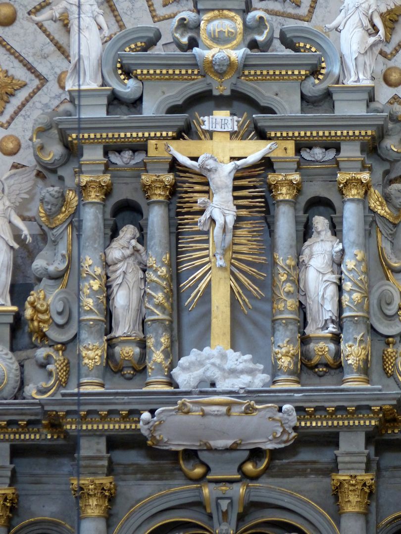 Altar des hl. Bernhard Attika mit Christus am Kreuz und Assistenzfiguren