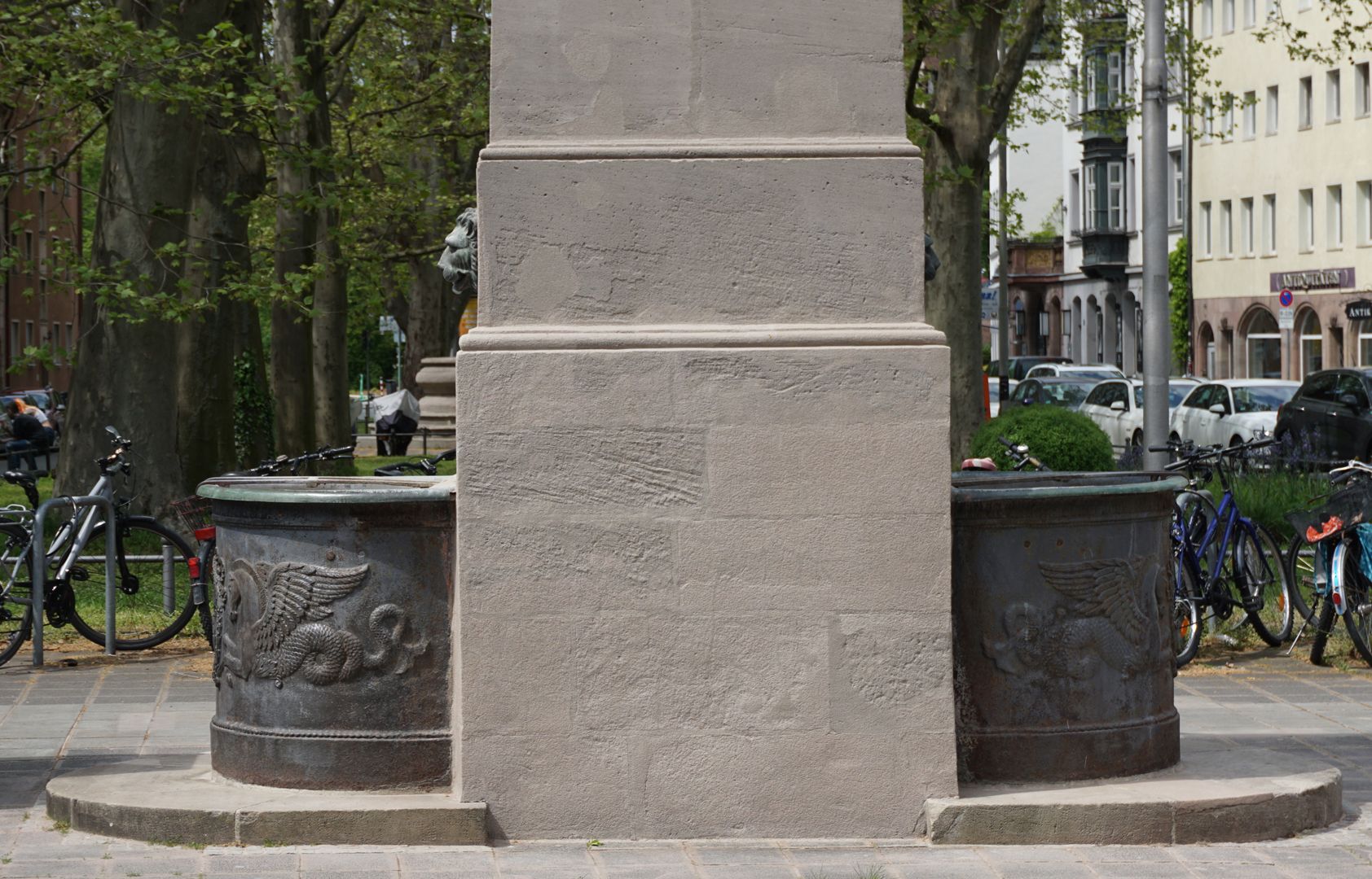 Dürer-Pirckheimer-Brunnen Pylonfuß mit zwei Wasserbecken nach Süden und Norden