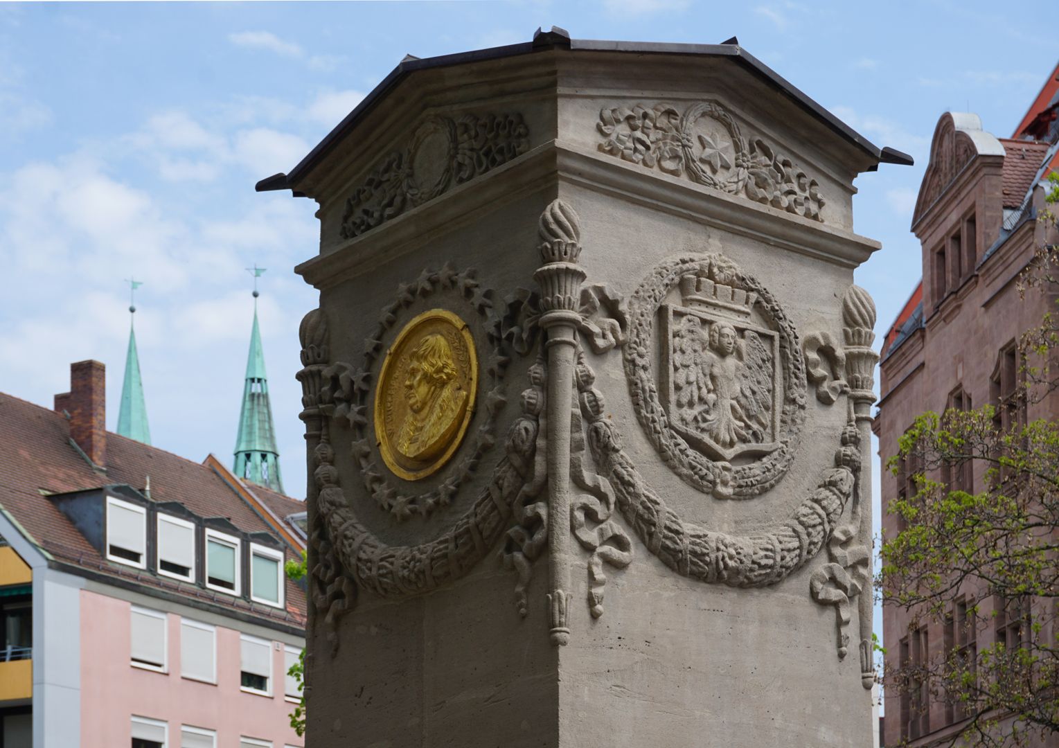 Dürer-Pirckheimer-Brunnen Pylon mit Pirckheimermedaillon und Stadwappen