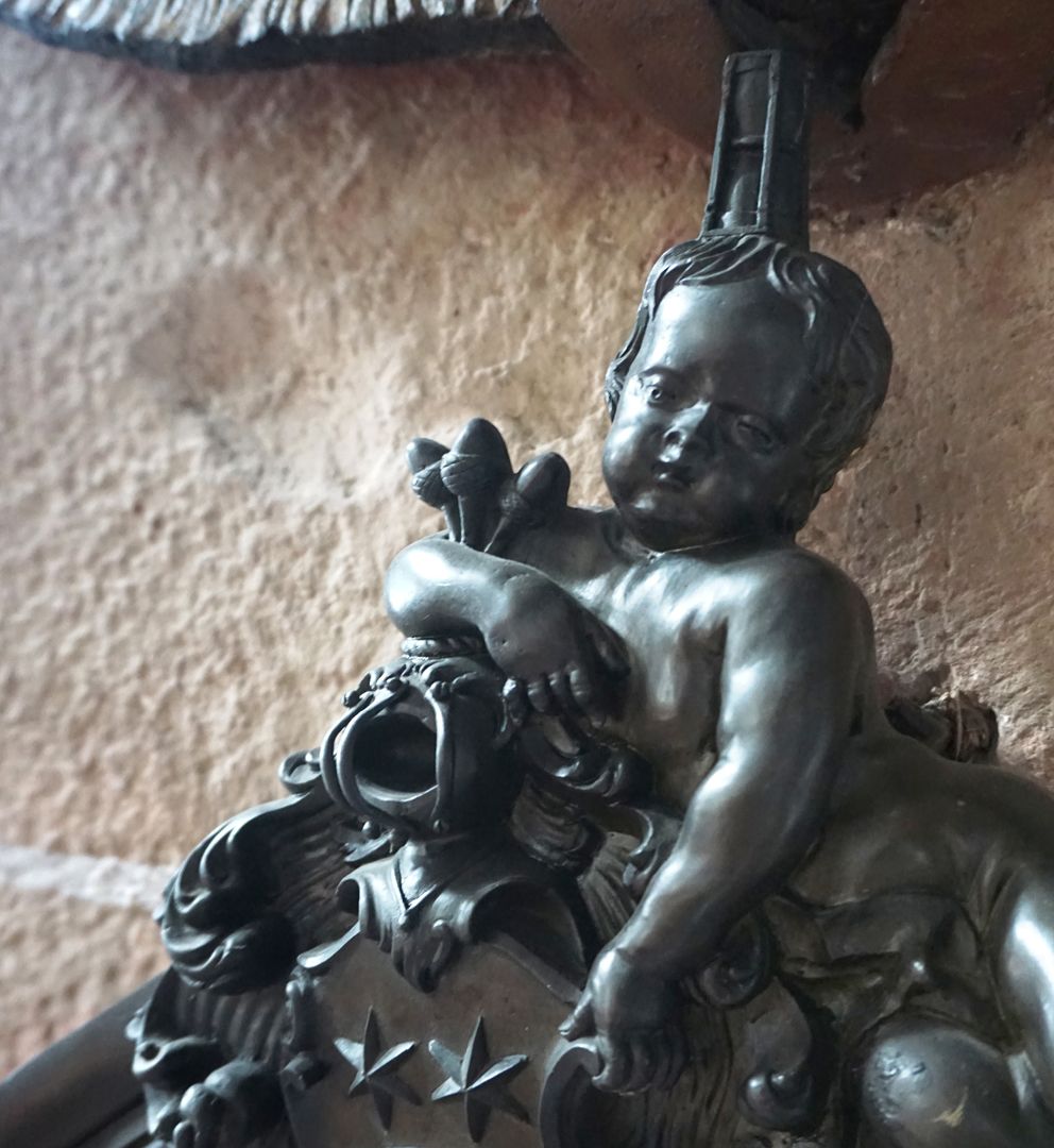 Epitaph des Johann Jakob Merkel Putto mit Sanduhr auf dem Kopf