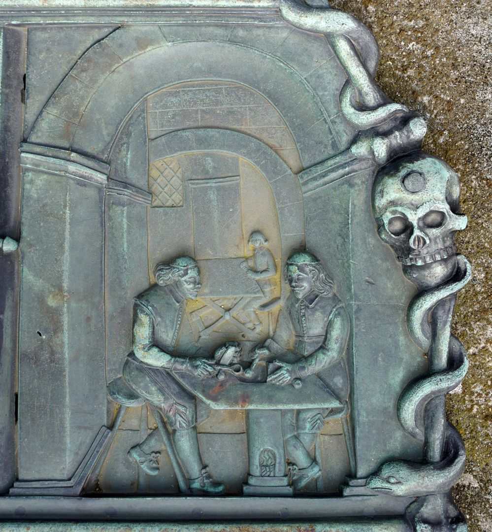 Epitaph der Buchdrucker-, Setzer- und Schriftgießer-Begräbnis Werkstattszene mit zwei Schriftgießern und einem Mitarbeiter