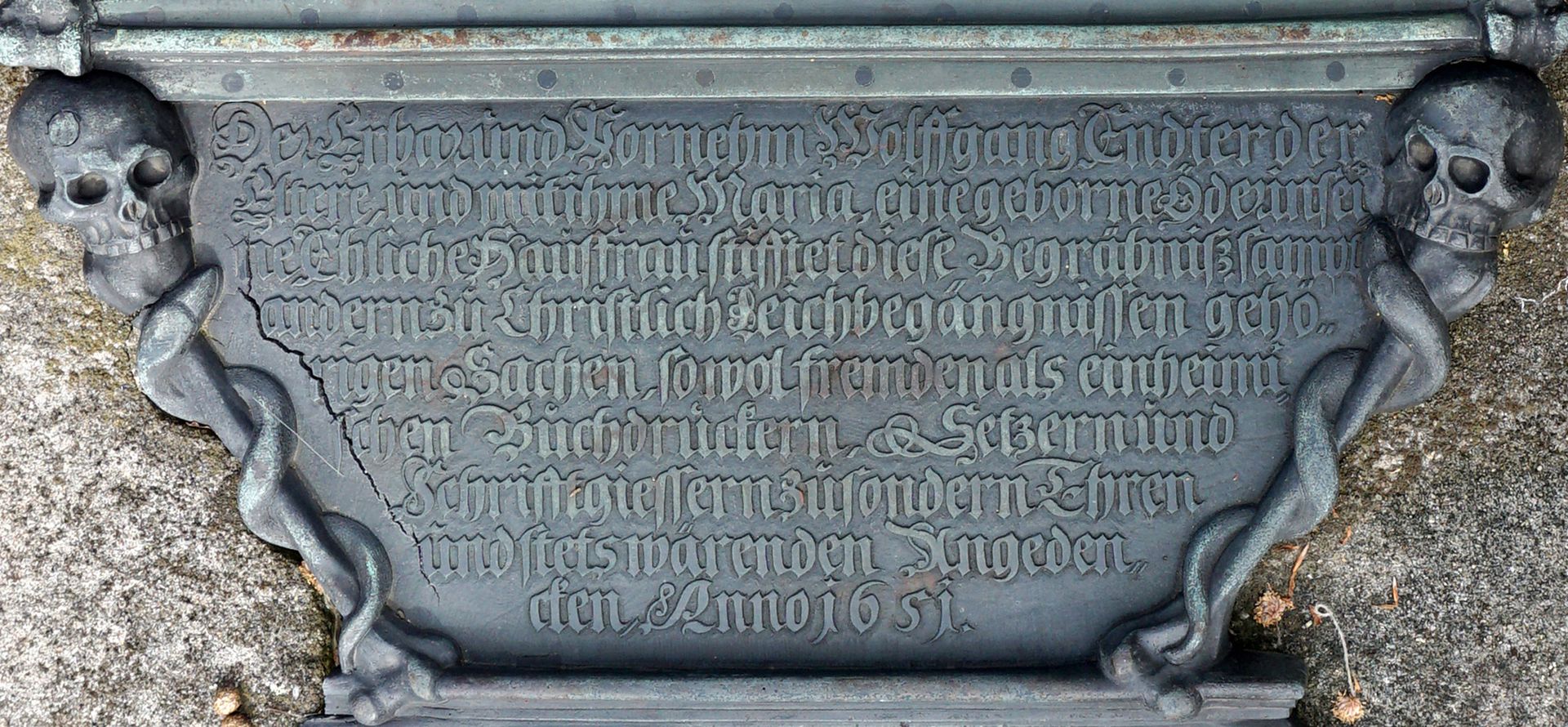Epitaph der Buchdrucker-, Setzer- und Schriftgießer-Begräbnis Stifterinschrift