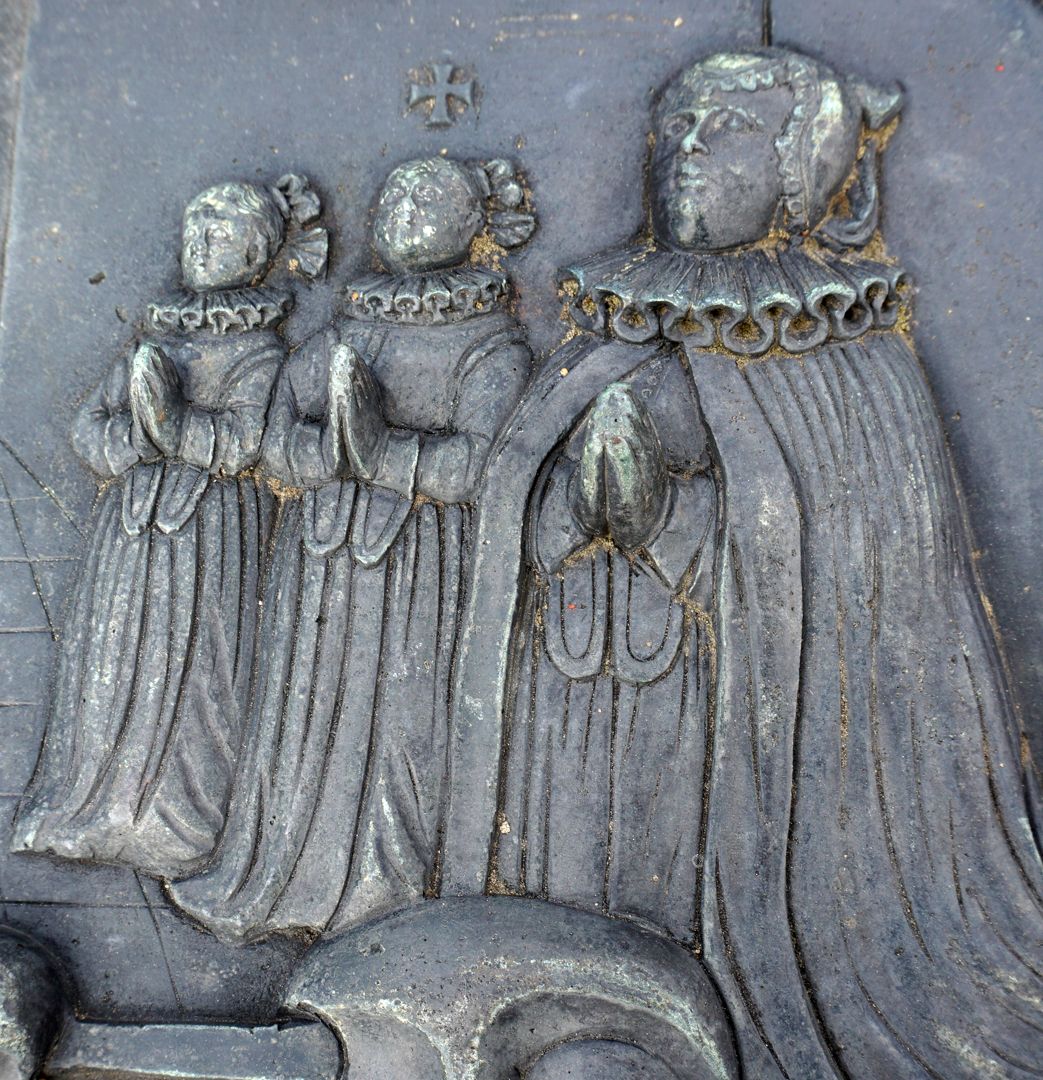 Epitaph der Buchdrucker-, Setzer- und Schriftgießer-Begräbnis Frauenseite der Stifterfamilie (eine Tochter war zum Zeitpunkt der Stiftung bereits verstorben)