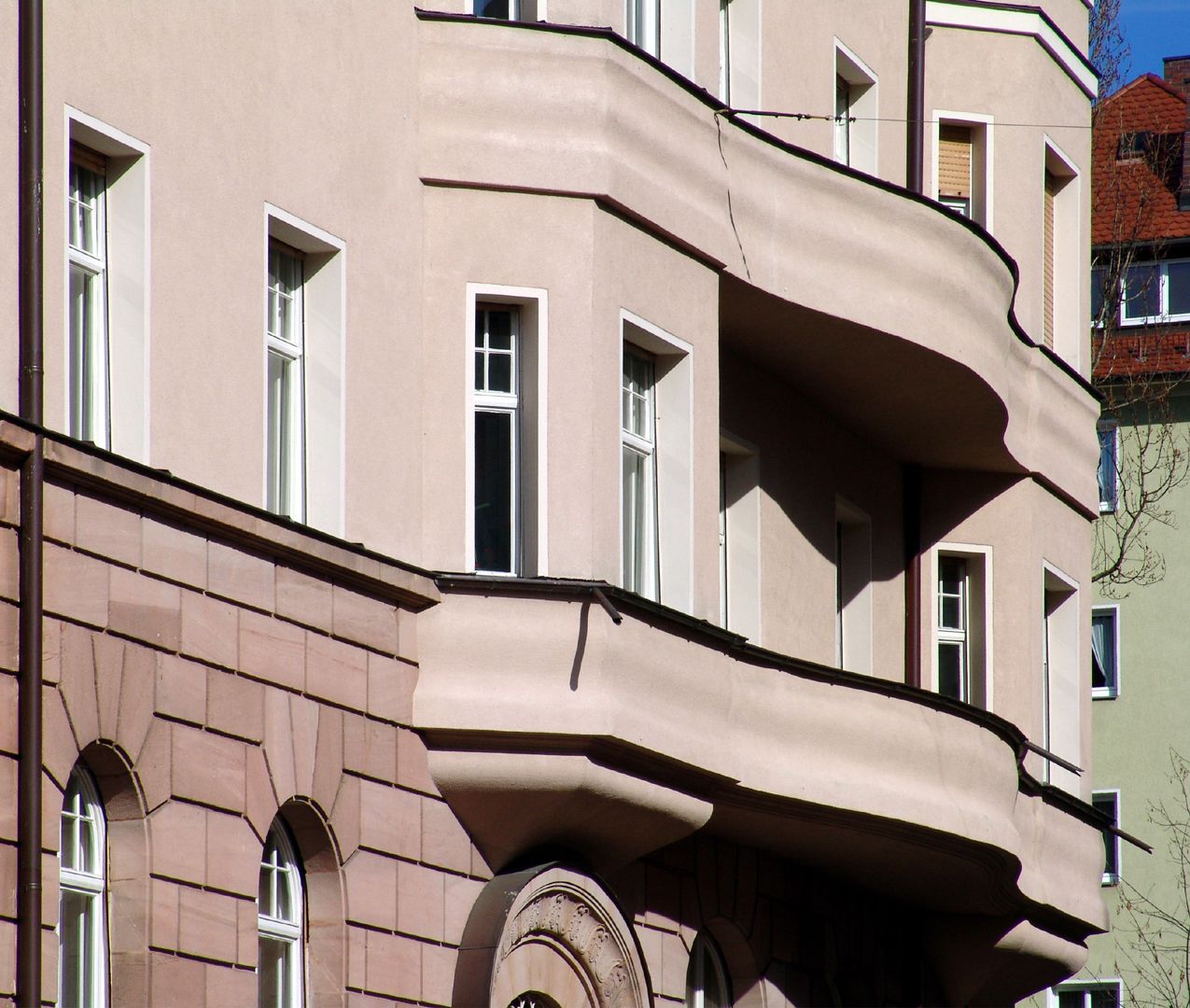 Wohnhaus, Burgschmietstraße 12 kurvierte Balkone
