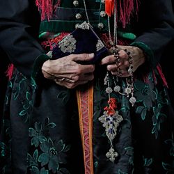 Effeltricher Tracht / Frauenhände