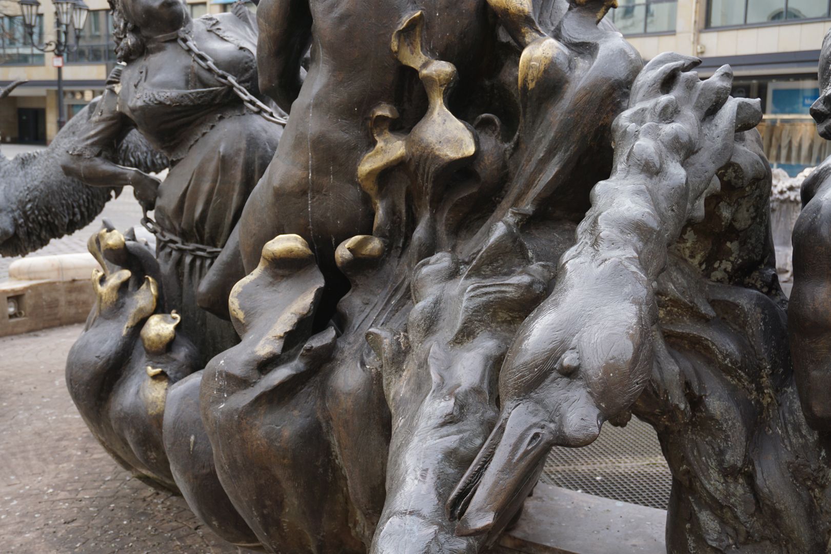 Ehekarussell / Hans-Sachs-Brunnen Übergang "Höllenwagen" zum "Schwanenwagen", "Die Federn des Schwanes außer an den Flügeln, gleichen eher Flammen. Es sind die Flammen der Liebe" (J.W.)