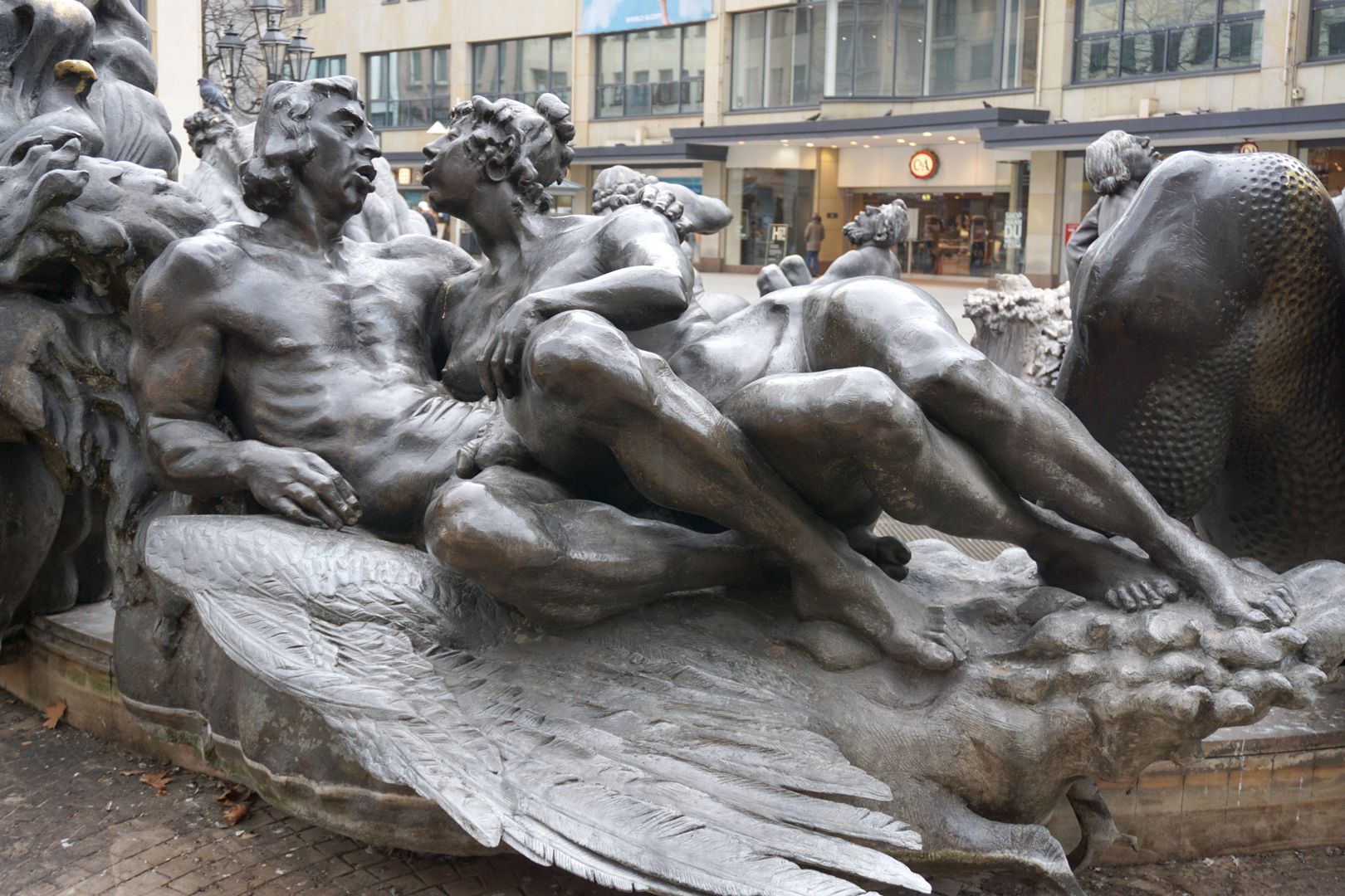 Ehekarussell / Hans-Sachs-Brunnen Liebespaar auf dem "Schwanenwagen" / Das nackte Paar küßt sich "in den Federn" / "...der Schwan stehr für die Liebe und ist außerdem ein häufiger Karussellwagen" (J.W.)