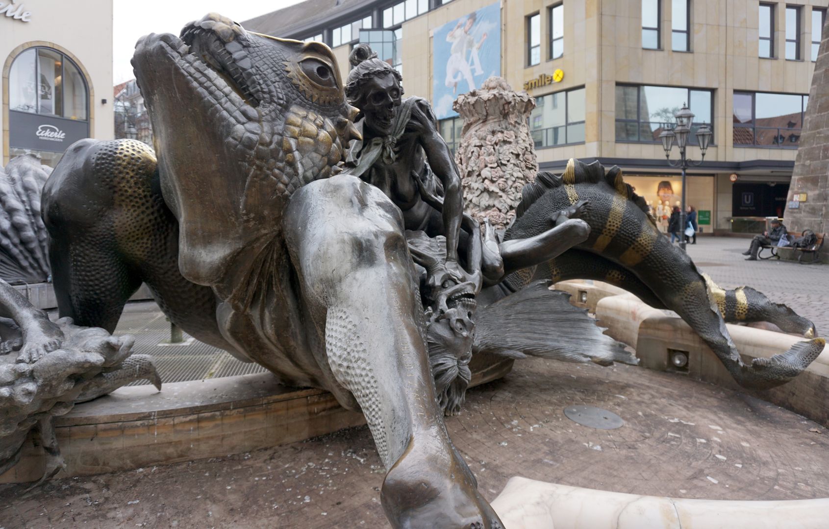 Ehekarussell / Hans-Sachs-Brunnen "Höllendrache" von vorne