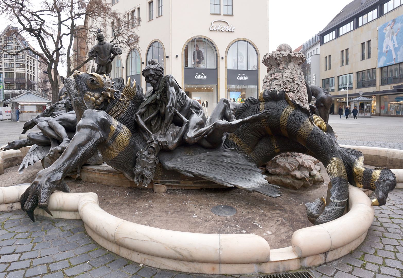 Ehekarussell / Hans-Sachs-Brunnen "Ein "Höllendrache", grün und golden gestreift, trägt ein schon totes, teilweise verfaultes und skelettiertes Paar, welches sich genseitig an die Gurgel geht" (J.W.)