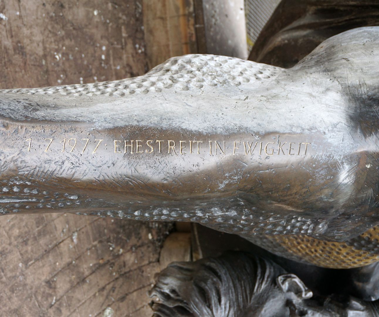 Ehekarussell / Hans-Sachs-Brunnen Detail auf dem vorderen Drachenbein: "Ehestreit in Ewigkeit", Bezug zum am 1.7.1977 in Kraft getretenen Scheidungsgesetz