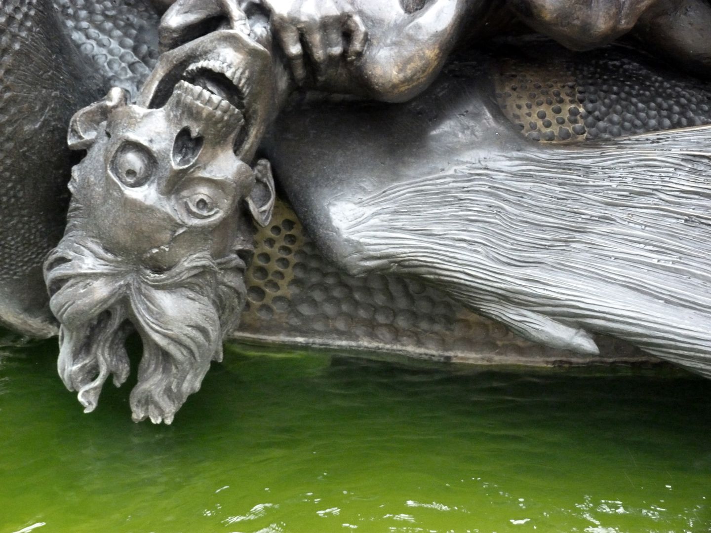 Ehekarussell / Hans-Sachs-Brunnen "Höllendrache", Detail