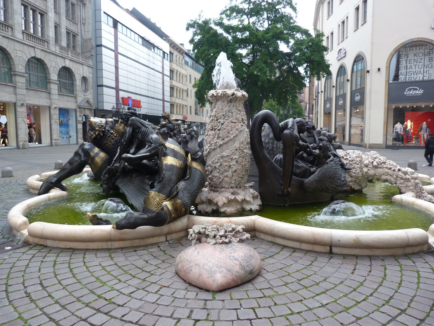 Ehekarussell / Hans-Sachs-Brunnen Ansicht vom "Weißen Turm", links "Höllendrachen", vorne in der Mitte das Marmorherz mit dem Gedicht, rechts der "Pelikanwagen"