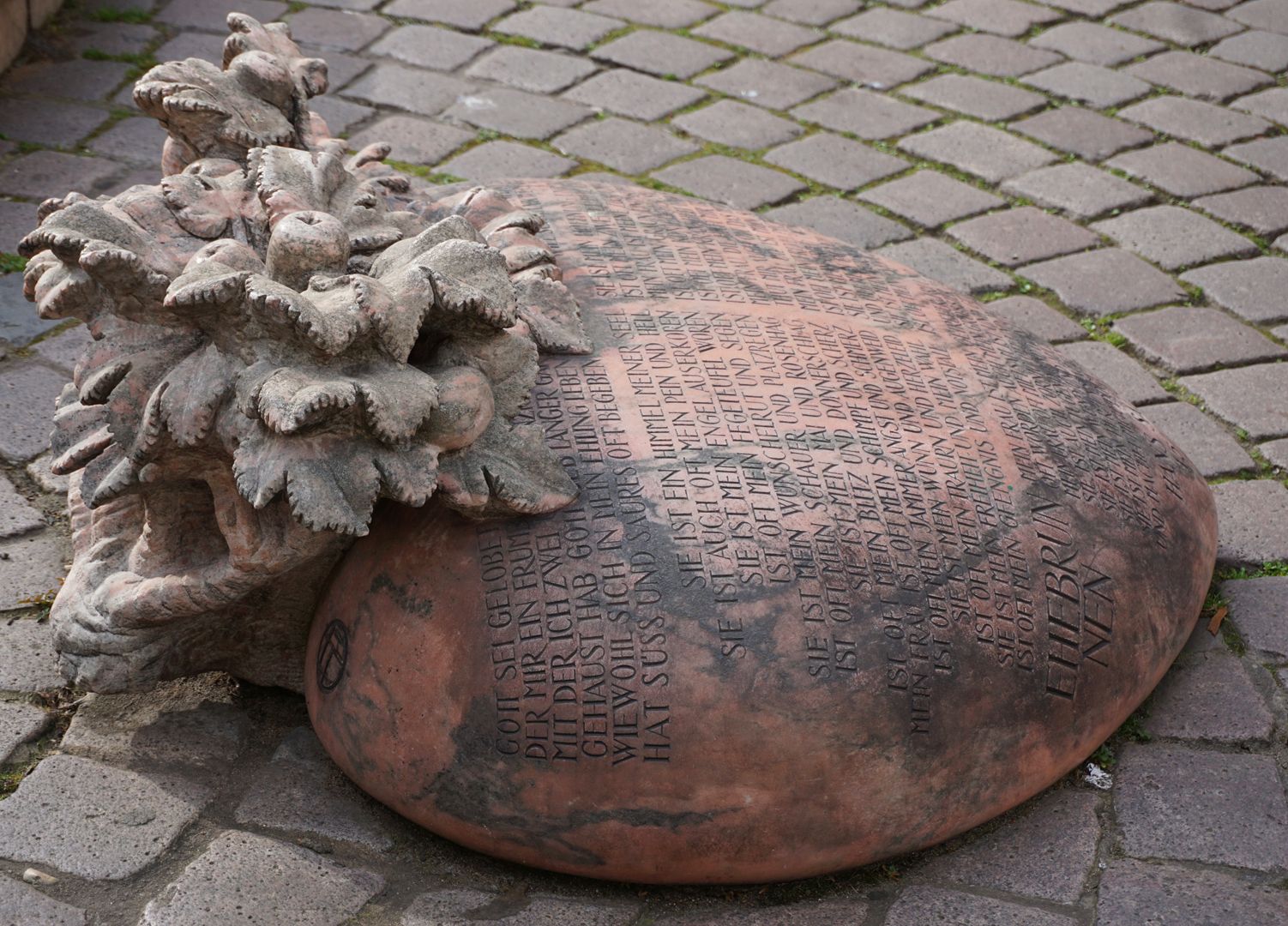 Ehekarussell / Hans-Sachs-Brunnen "Das Herz als volkstümliches Symbol der Liebe ist in das Pflaster des Ludwigplatzes gelegt wie ein Grabstein" (J.W.)