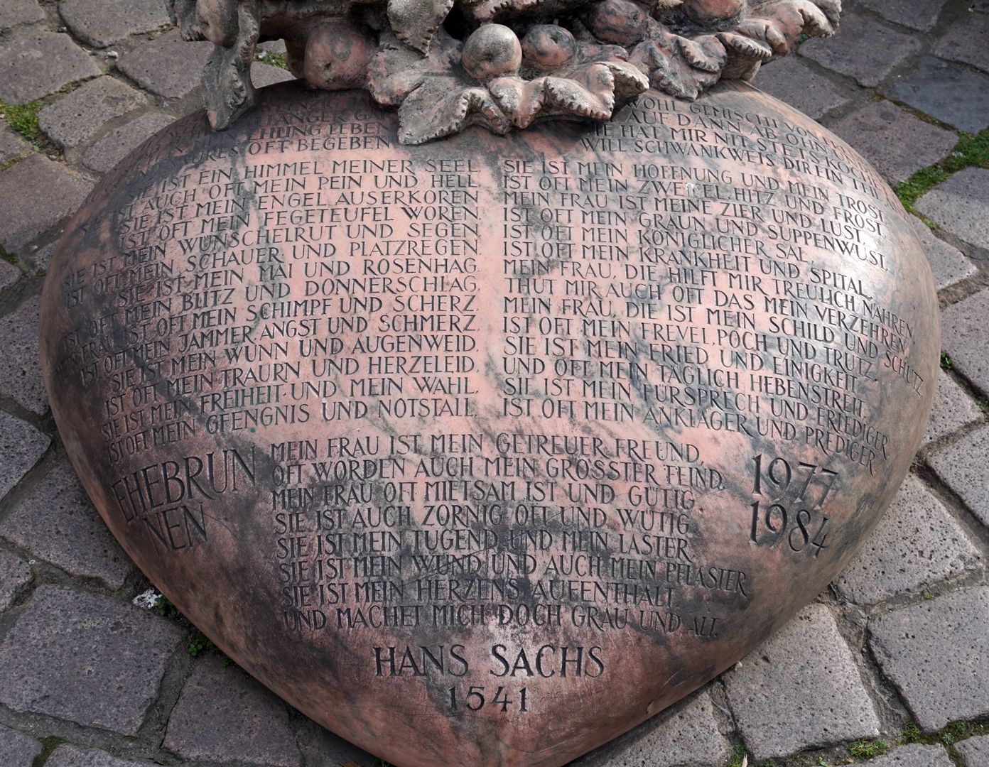 Ehekarussell / Hans-Sachs-Brunnen Herz aus rotem Mamor (Portugal, Estremoz) mit dem Gedicht über das "bittersüße eheliche Leben" von Hans Sachs