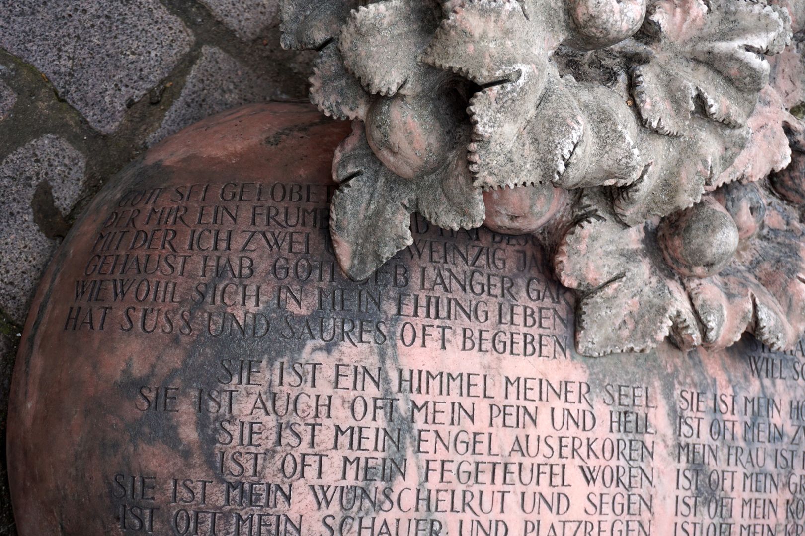Ehekarussell / Hans-Sachs-Brunnen Marmorherz, Detail