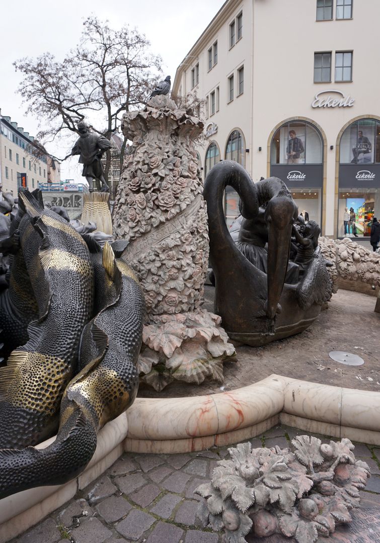 Ehekarussell / Hans-Sachs-Brunnen "Rosenständer", ein fast 3m hohes säulenartiges Rosengesteck