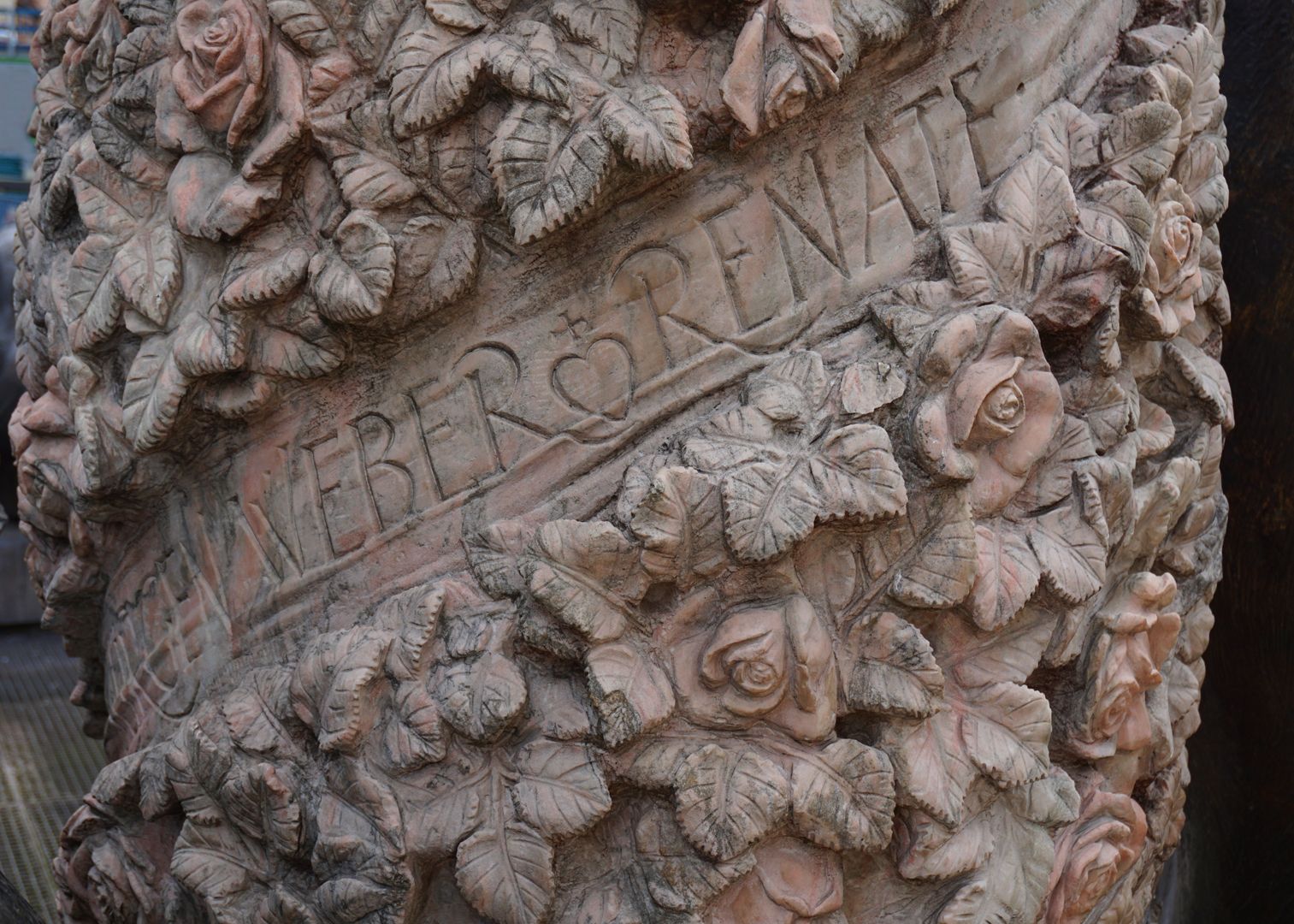 Ehekarussell / Hans-Sachs-Brunnen "Rosenständer" mit den Namen Jürgen Weber und Renate